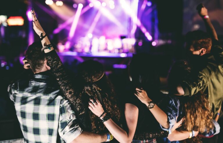 Przyjaciele na festiwalu