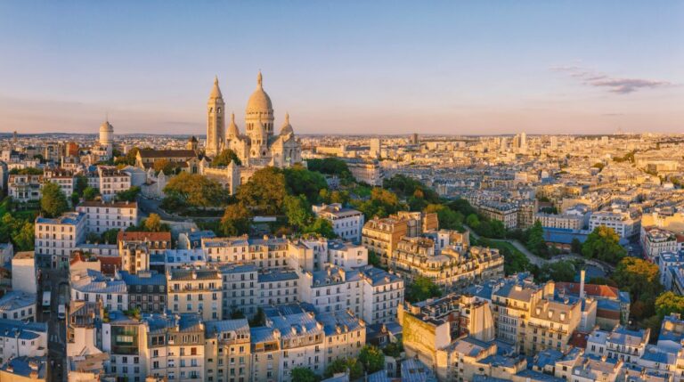 Paryż - Widok na Montmartre w Paryżu © iStock