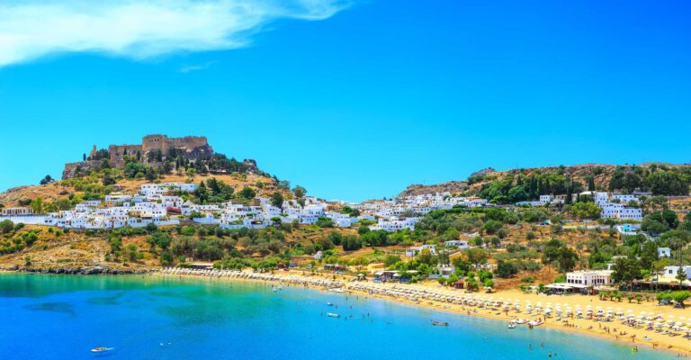 Widok na zatokę i Lindos na Rodos