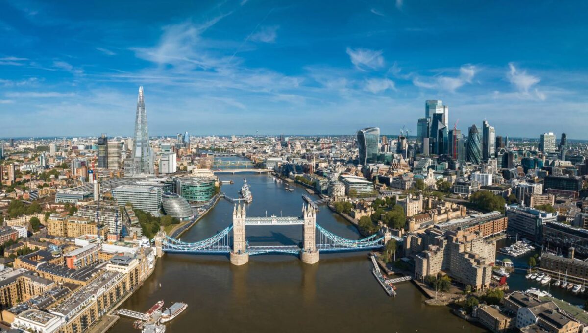 Tower Bridge Londyn © Shutterstock