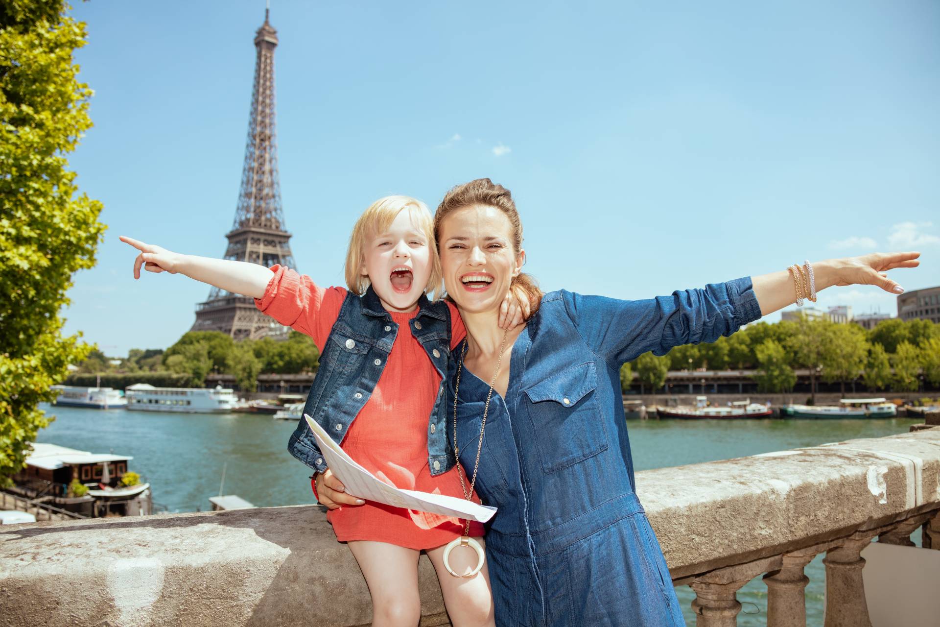 Mama z dzieckiem w Paryżu, Francja © Shutterstock