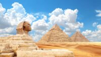 Słynny Wielki Sfinks oraz piramidy Chefrena i Cheopsa, Kair, Egipt © Shutterstock