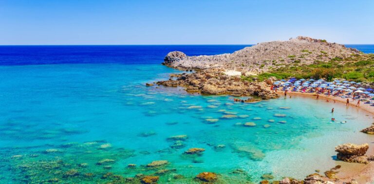Widok na morze i plaża w zatoce Ladiko, wyspa Rodos, Grecja © Shutterstock