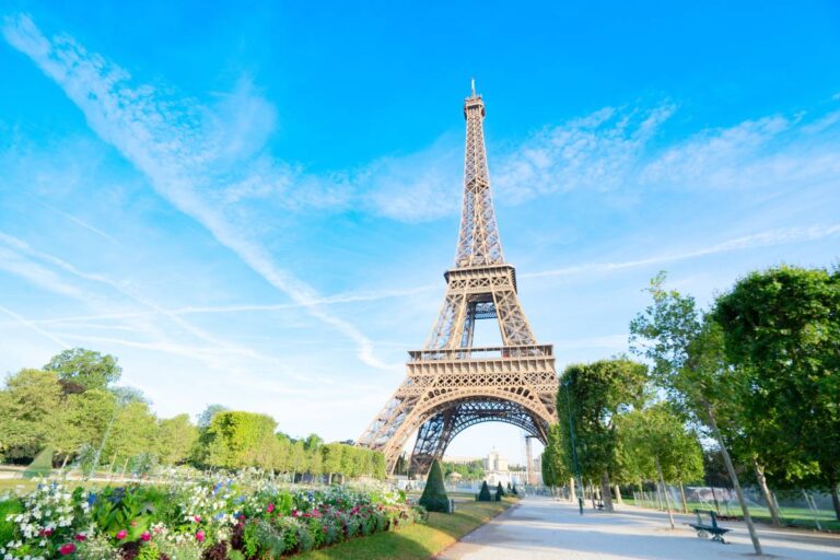 Wieża Eiffla w Paryżu, Francja © Shutterstock